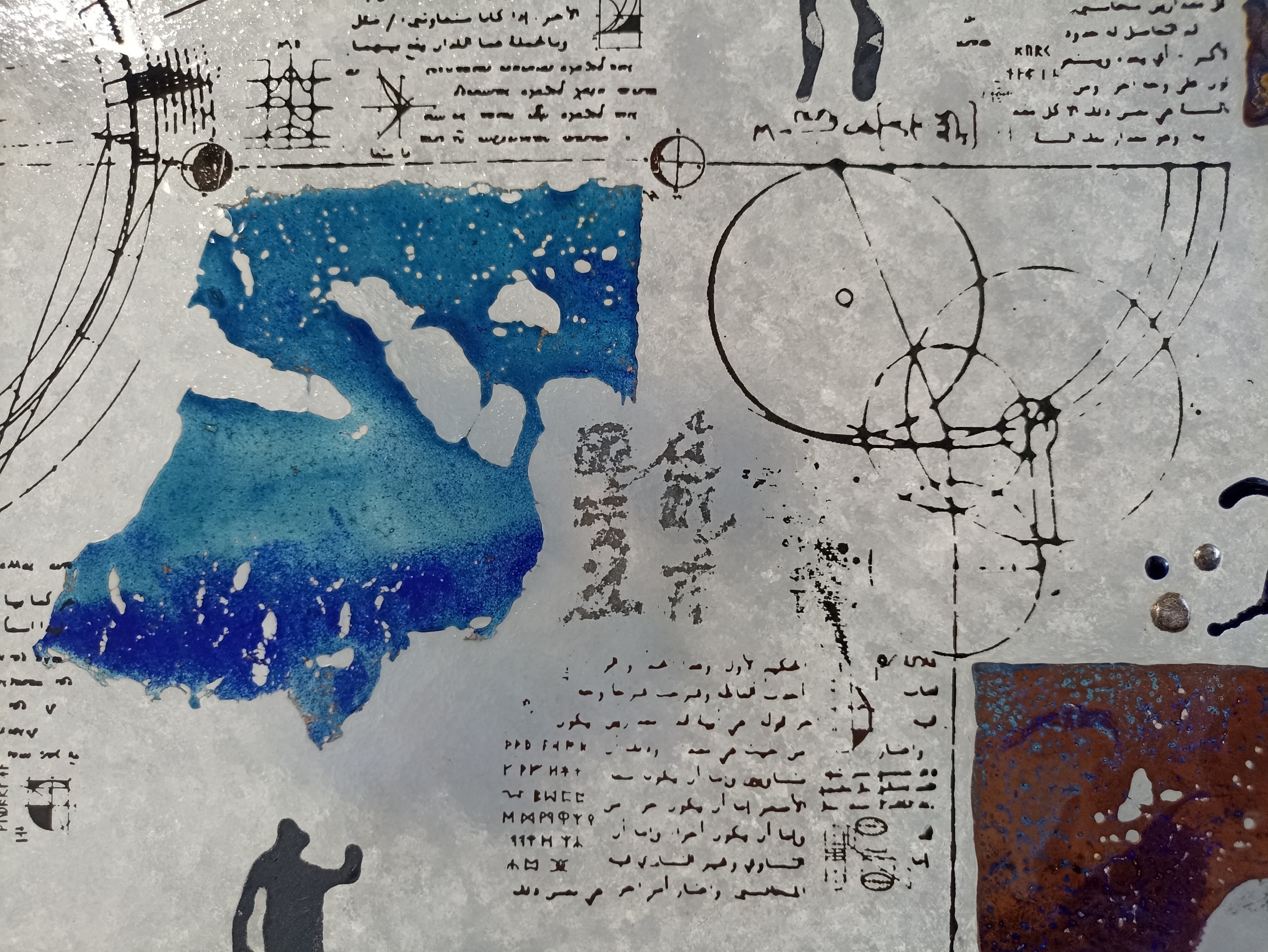 exposition_éclats_de_verre_majourau_bruggeman (28) Martine Bruggeman – panneau de verre émaillé, cadrans et symboles astrophysiques, détail, exposition Éclats de verre, L'Abbadiale