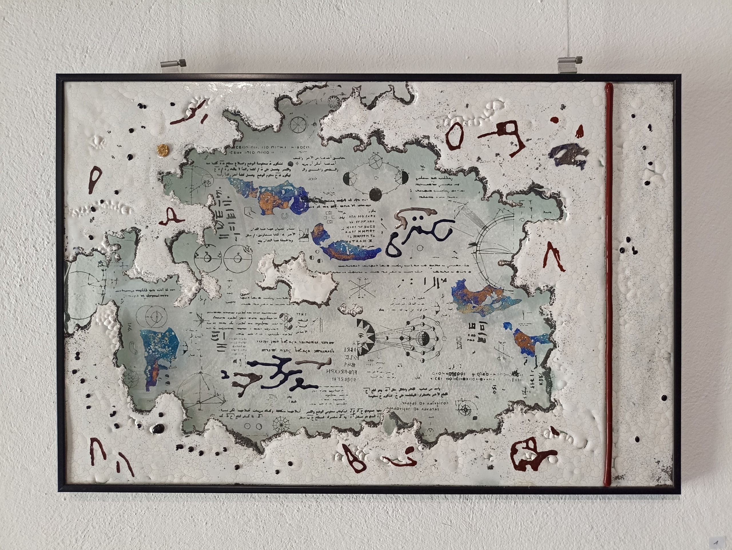 exposition_éclats_de_verre_majourau_bruggeman (30) Martine Bruggeman – panneau de verre émaillé, cadrans et symboles astrophysiques, exposition Éclats de verre, L'Abbadiale