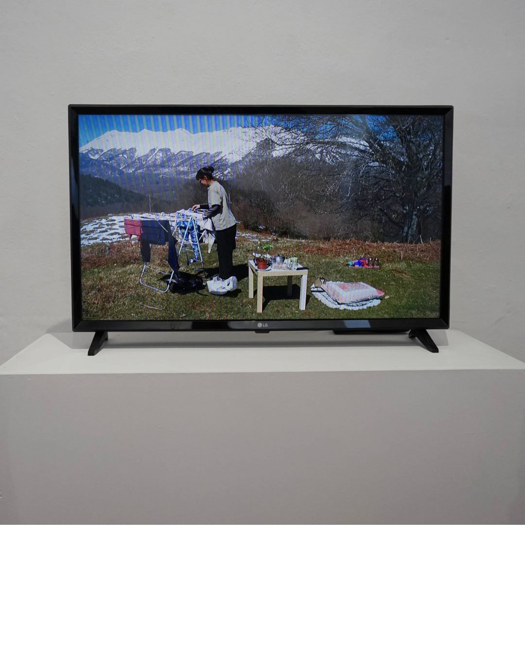 2022-expositions-11-P&P Marie-Jeanne Belkhirat – Un-possible, installation paquetage et vidéo 17'15, L'Abbadiale 2022