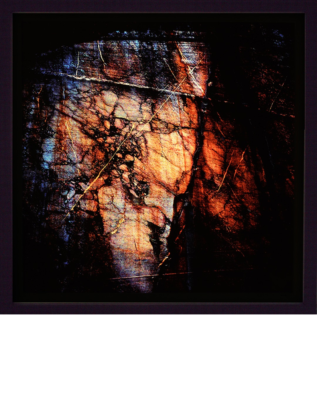 2023_expo-18-2023_SB Leah Bosquet – Metamorfòsis, photographie lumineuse sur front de taille de carrière, L'Abbadiale 2023