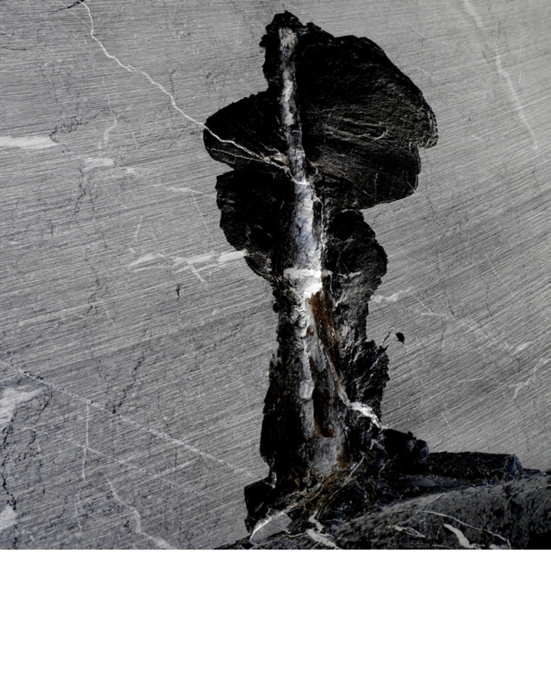 2023_expo-19-2023_SB Leah Bosquet – Metamorfòsis, photographie sur marbre pyrénéen, transmutation lumière et ténèbres, L'Abbadiale 2023