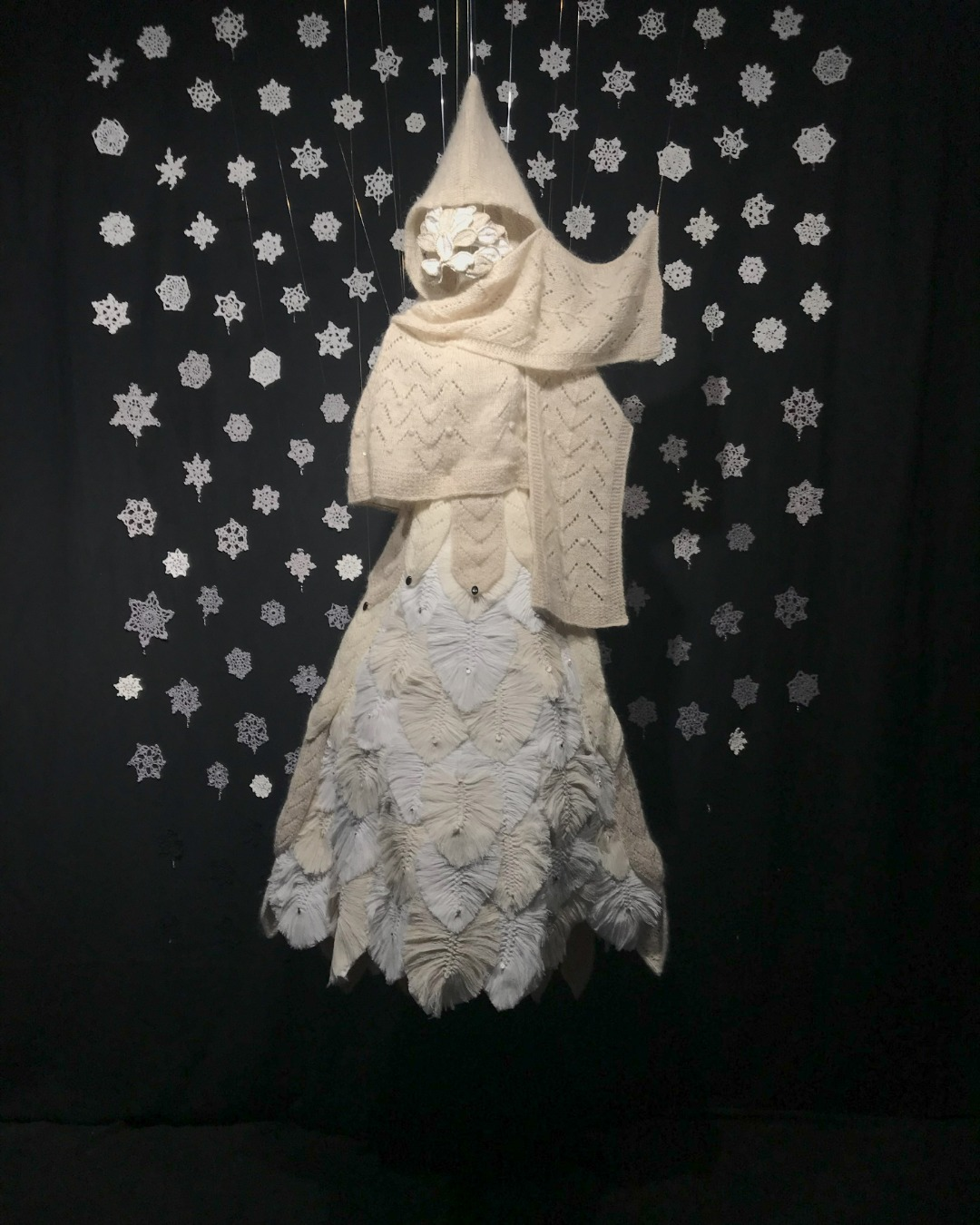 24-06_hiver-33-IGw Céline Messina – La Blanche, installation textile suspendue, sculpture mi-femme mi-chouette effraie, L'hiver dernier, L'Abbadiale