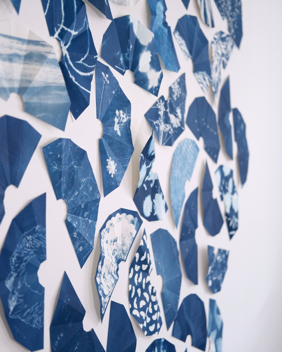 Constellation de cyanotypes de Chloé Mossessian – Pyrénées, lumière et photosensibilité, L'Abbadiale