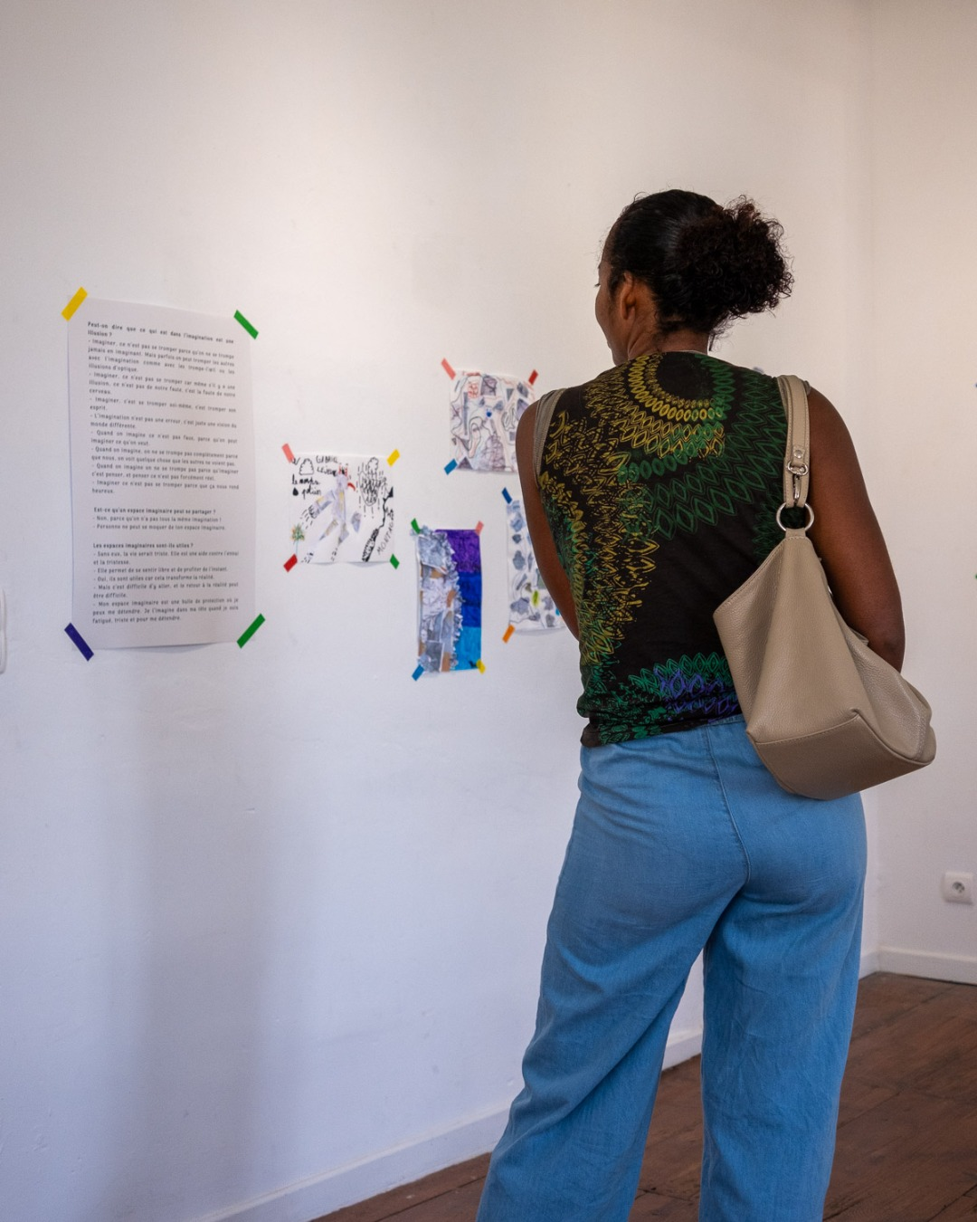 25-05-13-IGw Vue d'exposition Espaces imaginaires – créations d'élèves de CM1-CM2, L'Abbadiale 2025