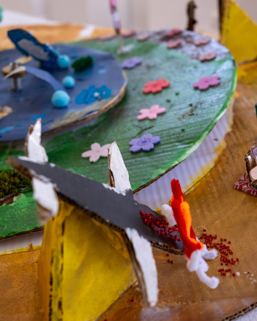 25-05-17-IGw Détail d'une création plastique – projet EAC Kaléidoscopia et Eela Laitinen, L'Abbadiale mai 2025