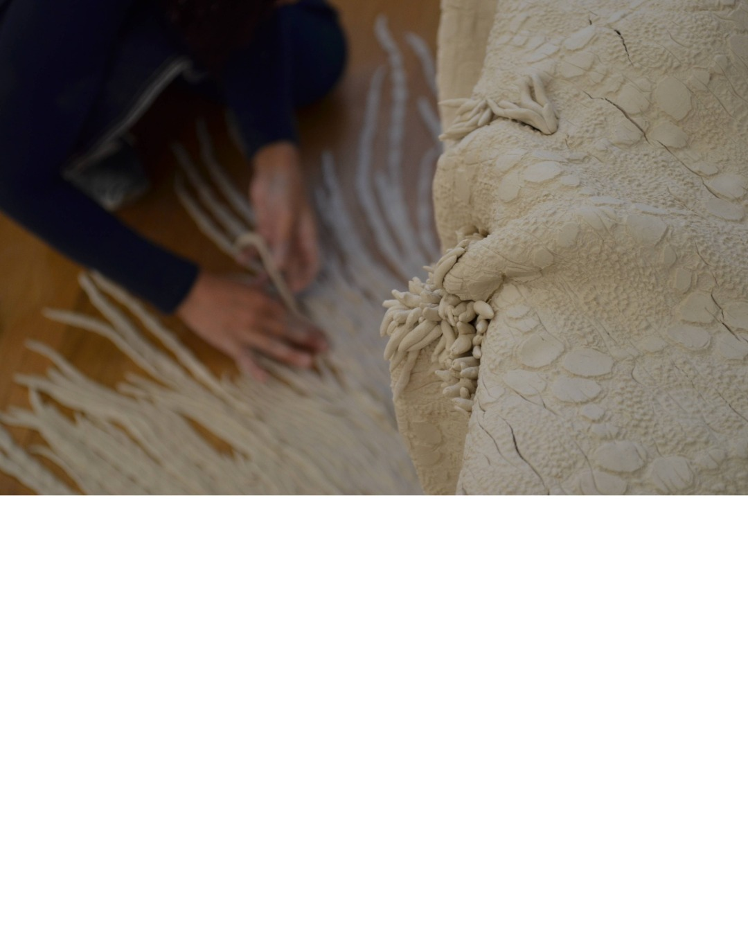 Installation céramique d'Akiko Hoshina – exposition MA : en suspens, L'Abbadiale Arras-en-Lavedan 2025