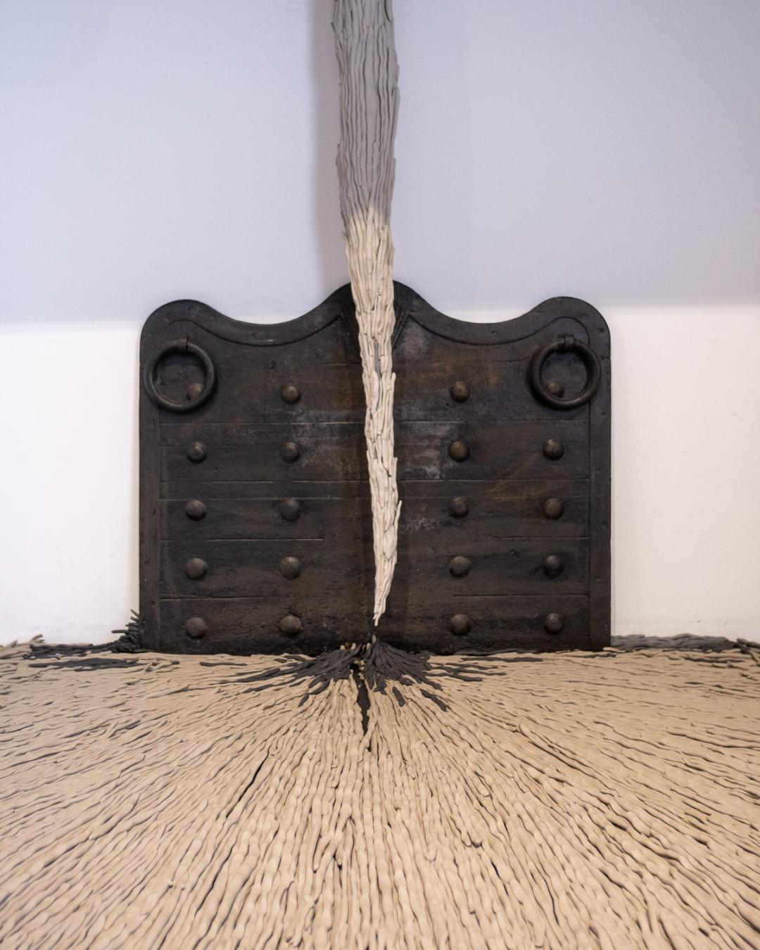 Détail d'une œuvre céramique d'Akiko Hoshina – érosion du temps et fragilité des formes, L'Abbadiale 2025