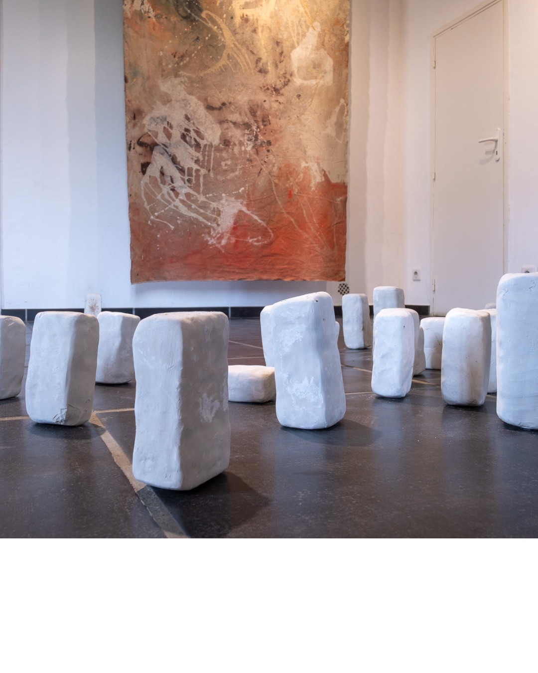 Vue de l'exposition MA : en suspens – Akiko Hoshina et Isabelle Crampe, L'Abbadiale, été 2025