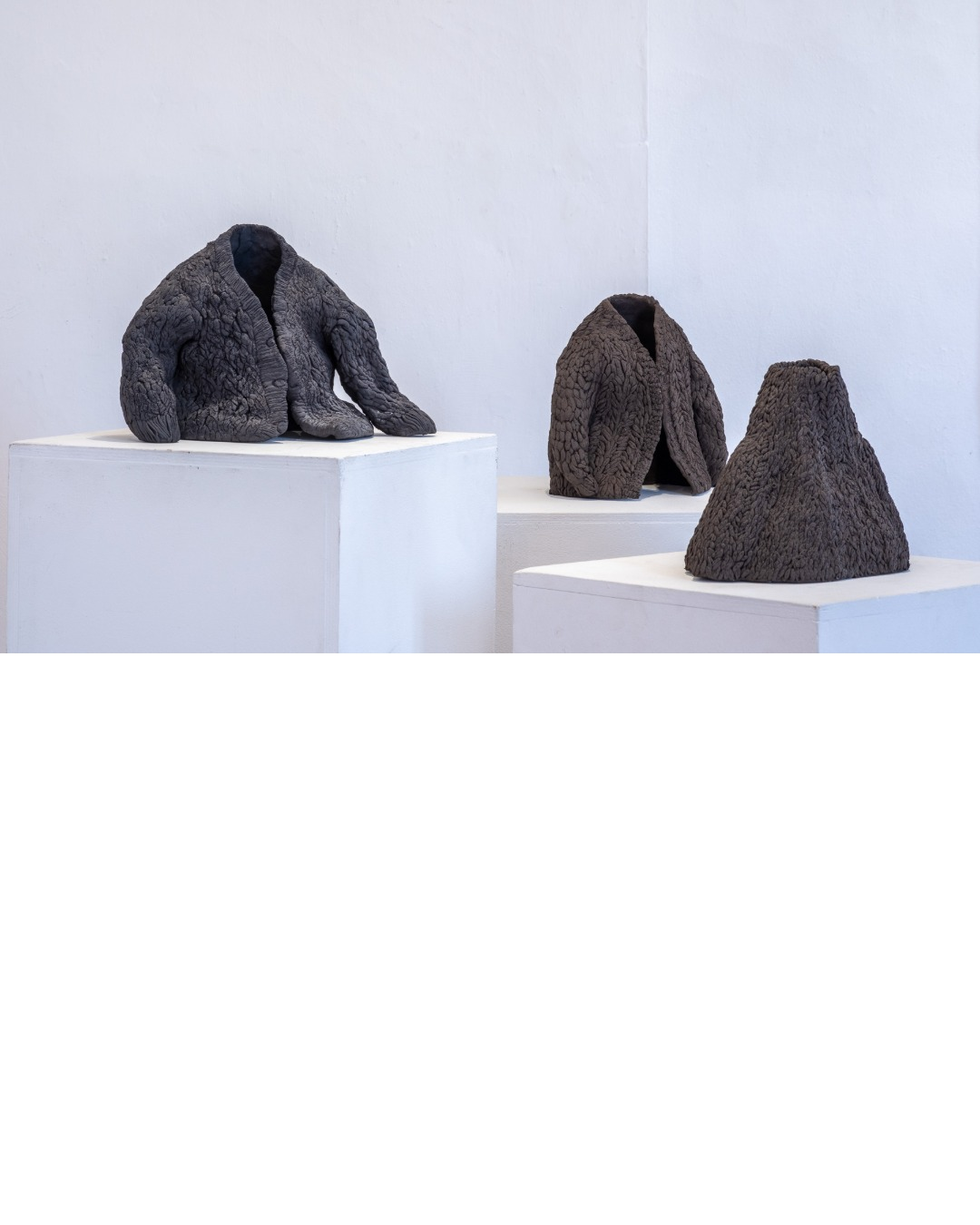 Vue de l'exposition MA : en suspens – Akiko Hoshina et Isabelle Crampe, L'Abbadiale, été 2025