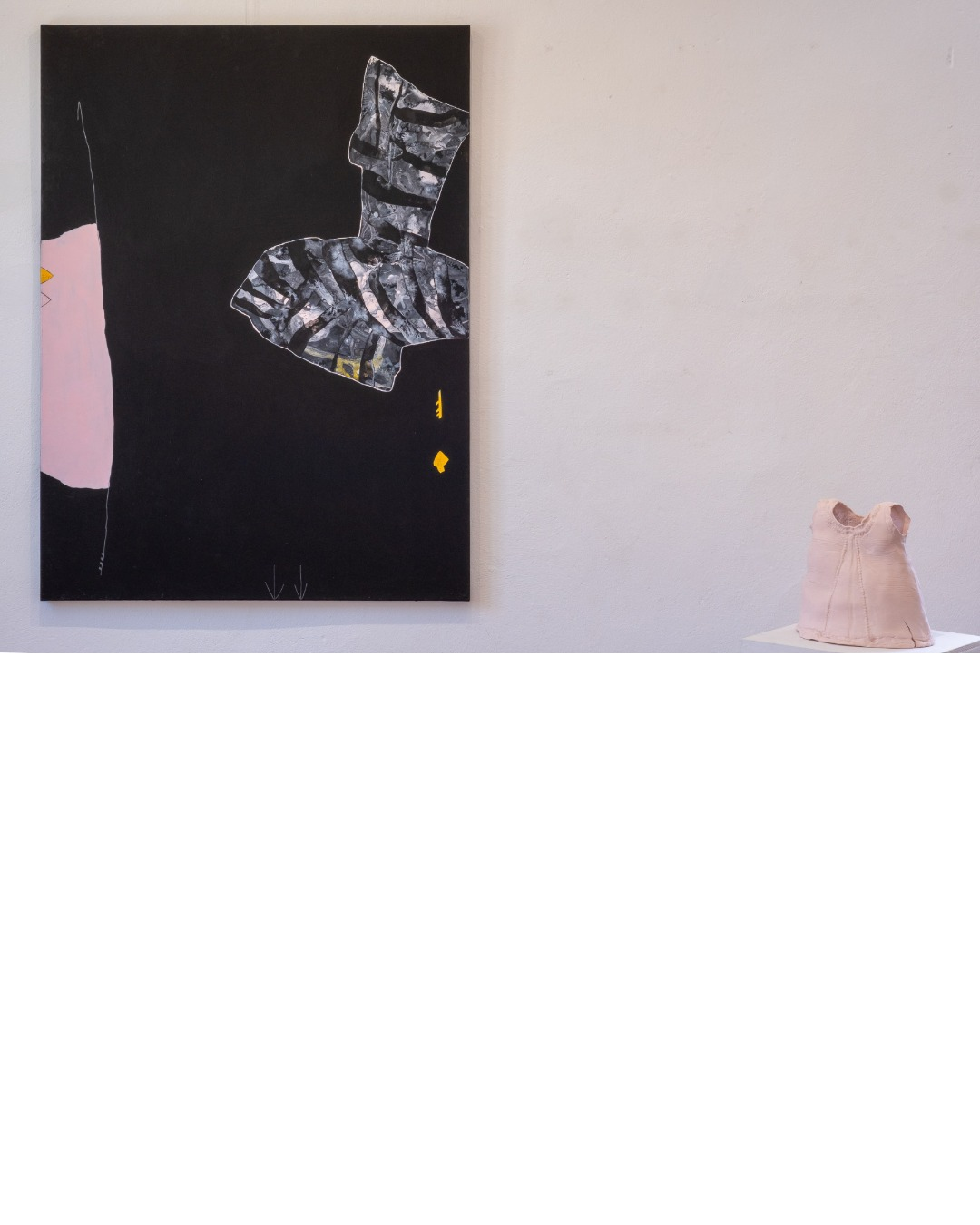 Vue d'ensemble de l'exposition MA : en suspens – dialogue entre céramique et peinture, Maison des Arts Val d'Azun