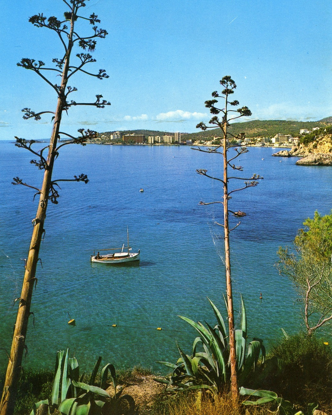 25-08_imaginaire-34-IGw Marina Planas – réinterprétation de cartes postales archives de Majorque, série Un nouveau paysage