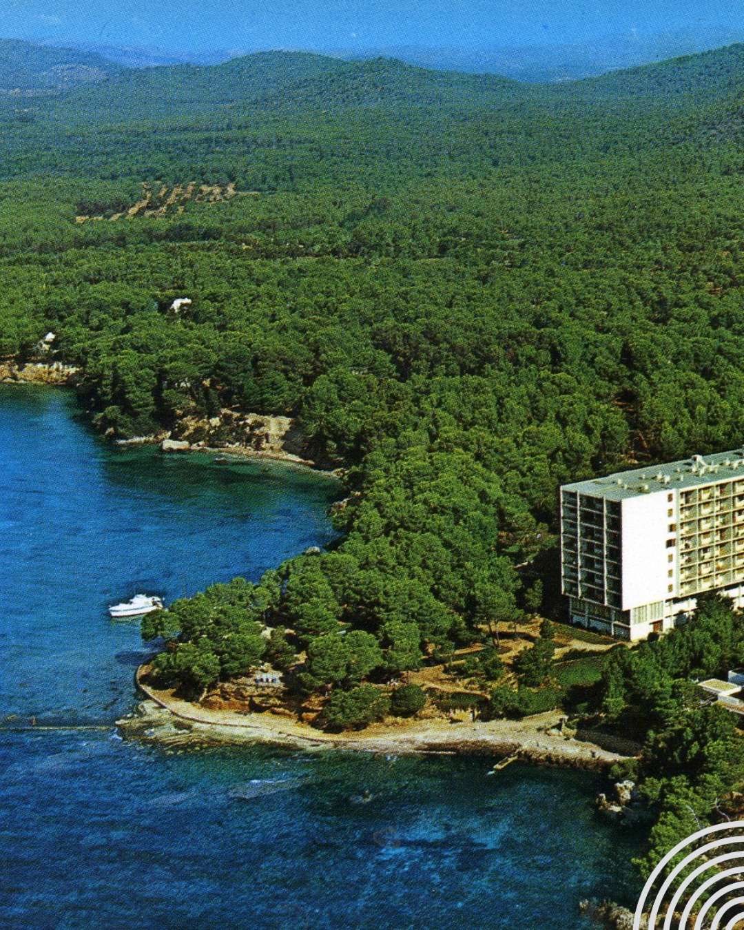 25-08_imaginaire-35-IGw Marina Planas – réinterprétation de cartes postales archives de Majorque, série Un nouveau paysage