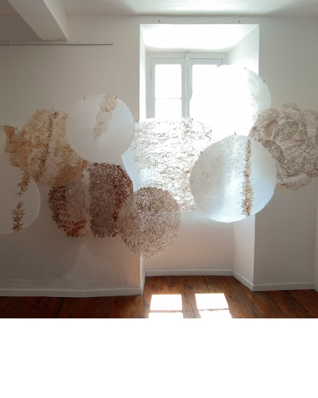 2022-expositions-7-Bernard Vue d'ensemble de l'exposition Fibres d'ailleurs d'Aïdée Bernard au vernissage – L'Abbadiale 2022