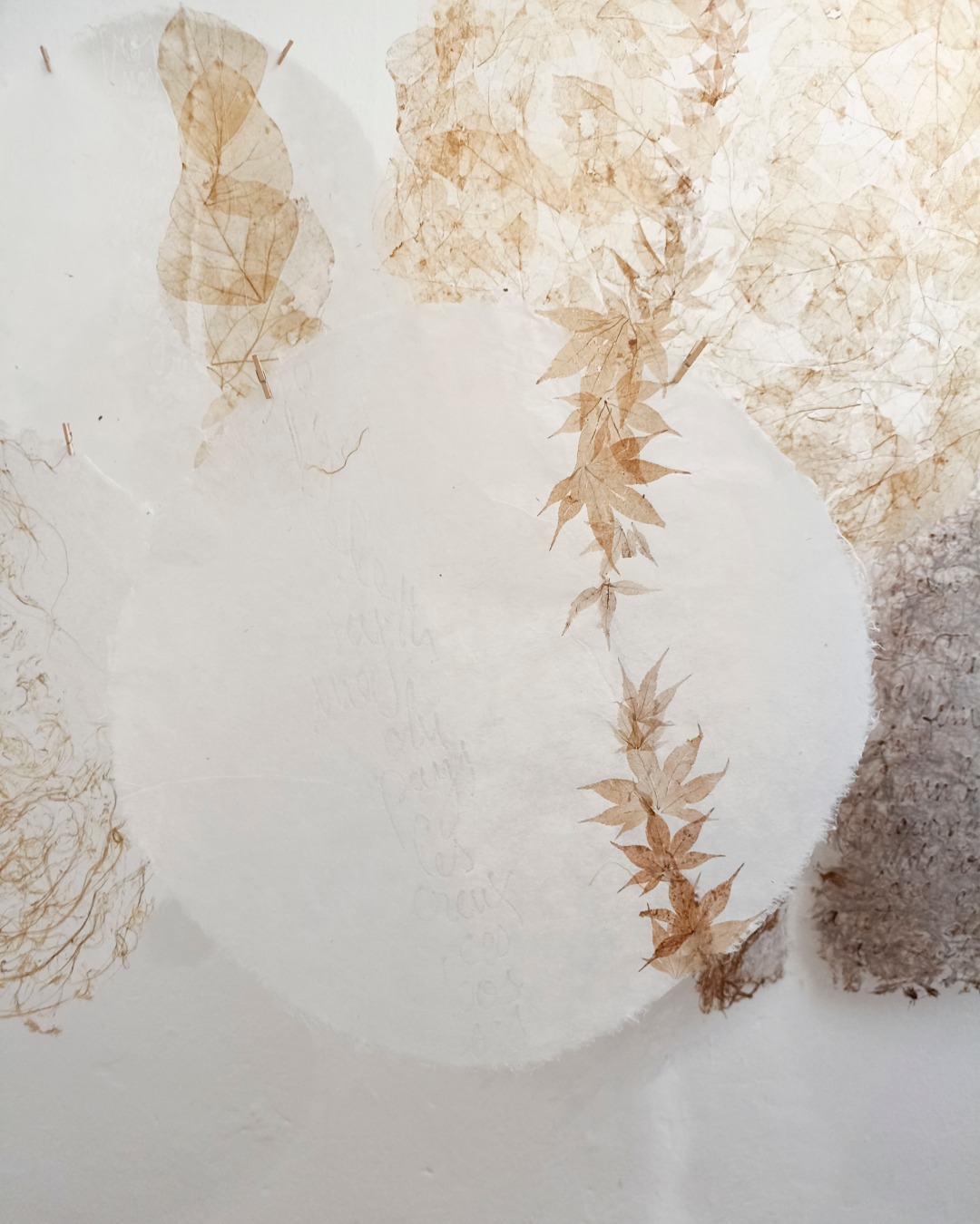 2022-expositions-8-Bernard Détail d'une œuvre en fibres de papier d'Aïdée Bernard – Maison des Arts, Arras-en-Lavedan