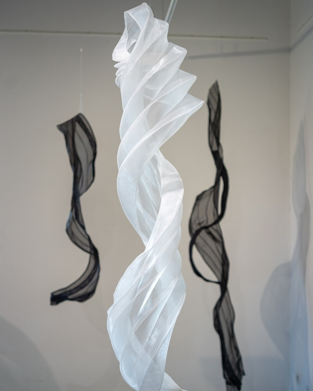 24-08_terre & fibre-13-IGw Sculpture textile d'Isao en suspension – exposition Terres & Fibres, L'Abbadiale Val d'Azun