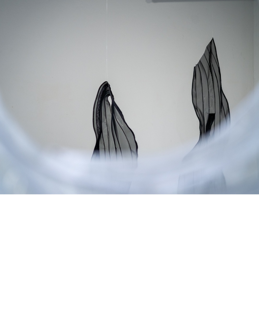 24-08_terre & fibre-14-IGw Sculpture textile d'Isao en suspension – exposition Terres & Fibres, L'Abbadiale Val d'Azun