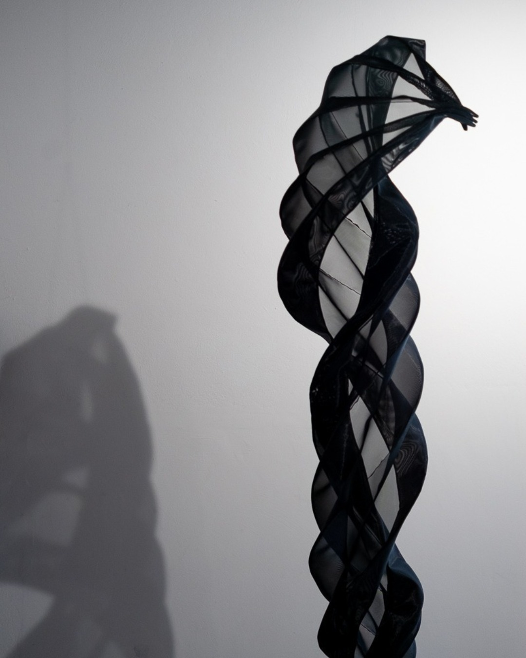 24-08_terre & fibre-15-IGw Isao – œuvre textile suspendue entre intérieur et extérieur, Terres & Fibres, Abbadiale