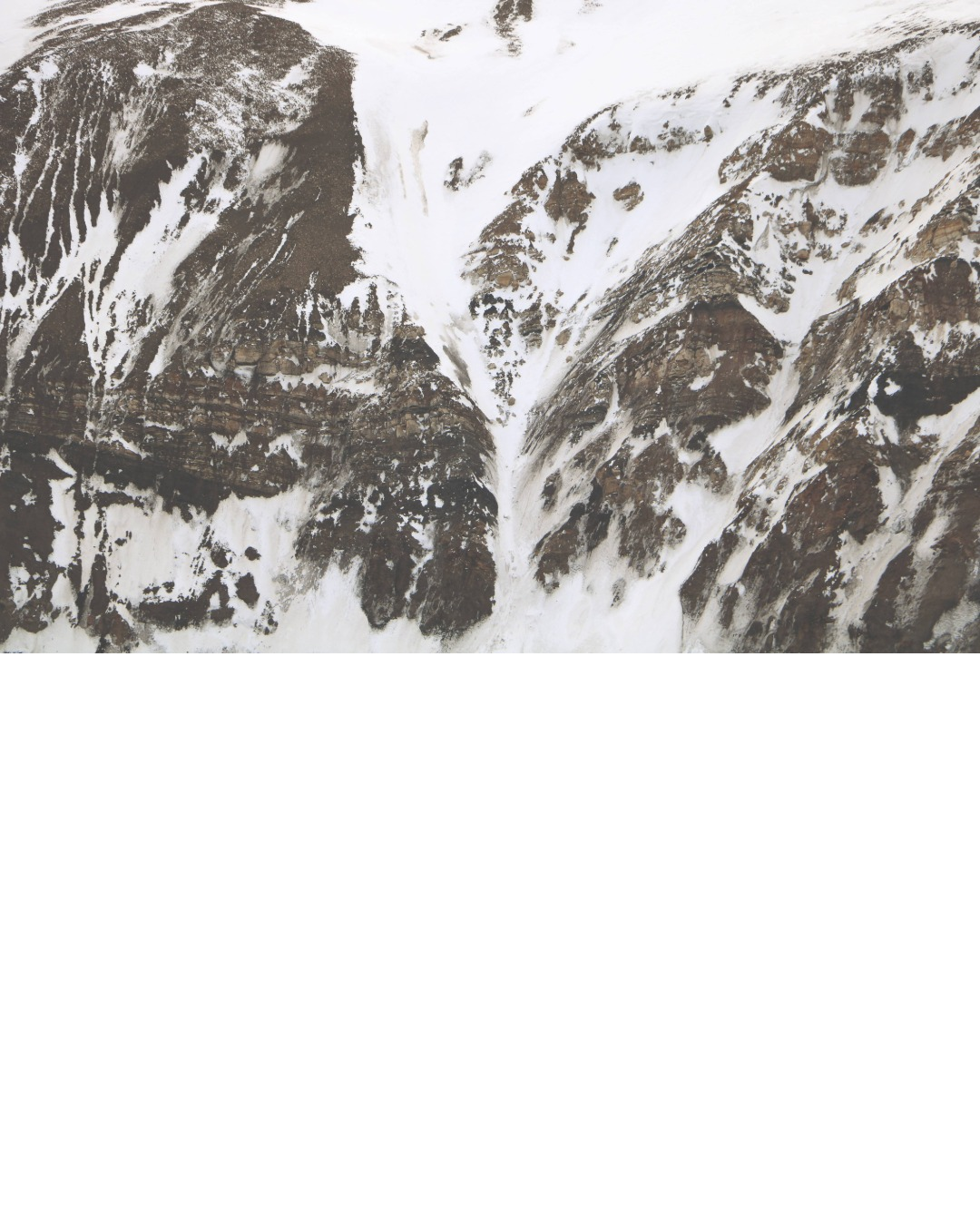 Falaises de roche noire arctique striées par le vent – photographie de Florence Pujol-Capdevielle, L'Abbadiale