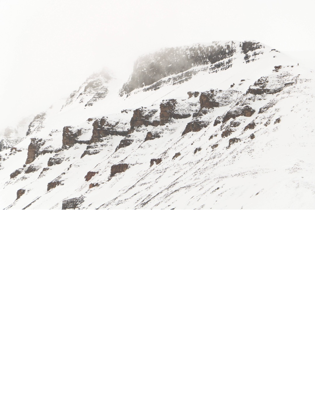 Falaises de roche noire arctique striées par le vent – photographie de Florence Pujol-Capdevielle, L'Abbadiale