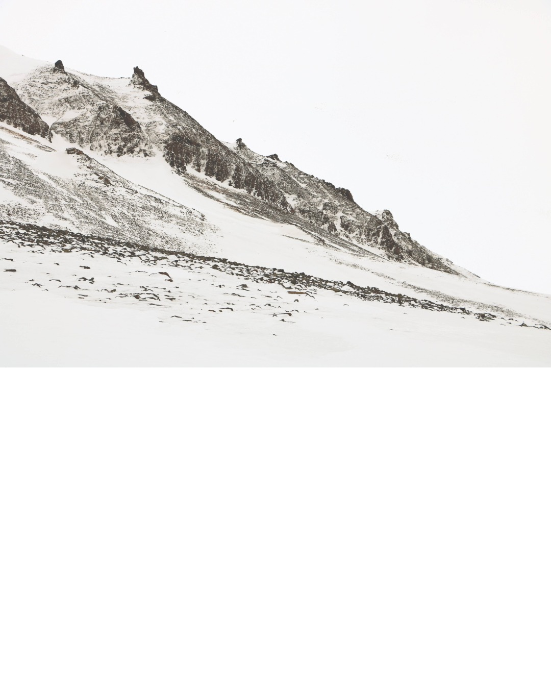 Falaises de roche noire arctique striées par le vent – photographie de Florence Pujol-Capdevielle, L'Abbadiale