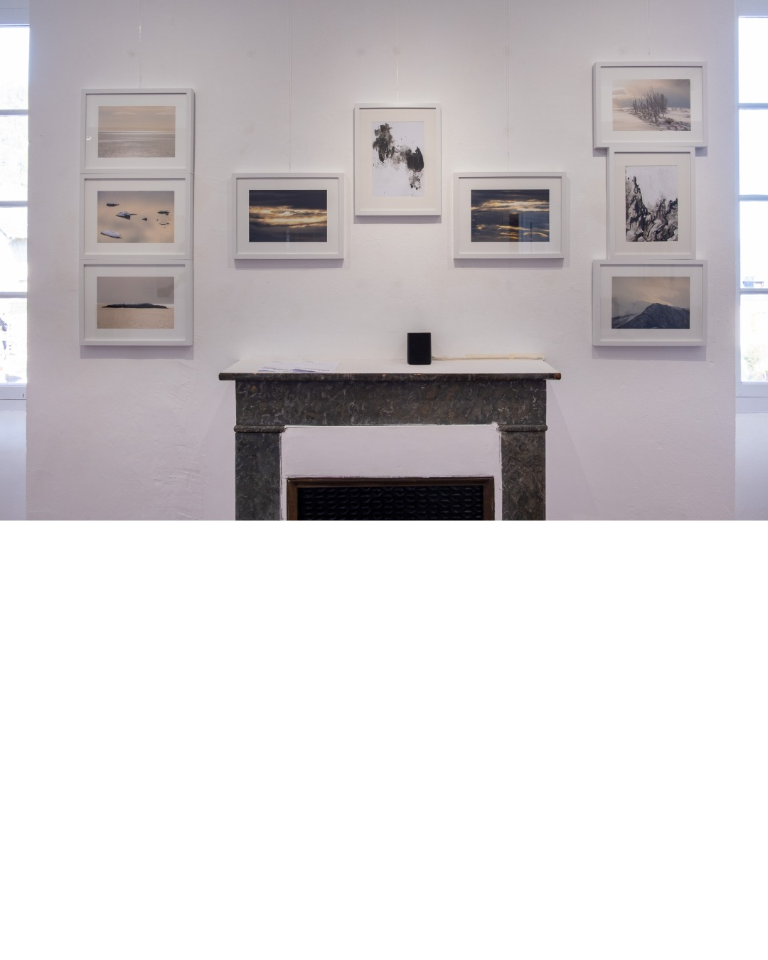 Vue de l'exposition Encre d'hiver – Florence Pujol-Capdevielle, photographie et textes, Abbadiale Arras-en-Lavedan, février-mars 2026