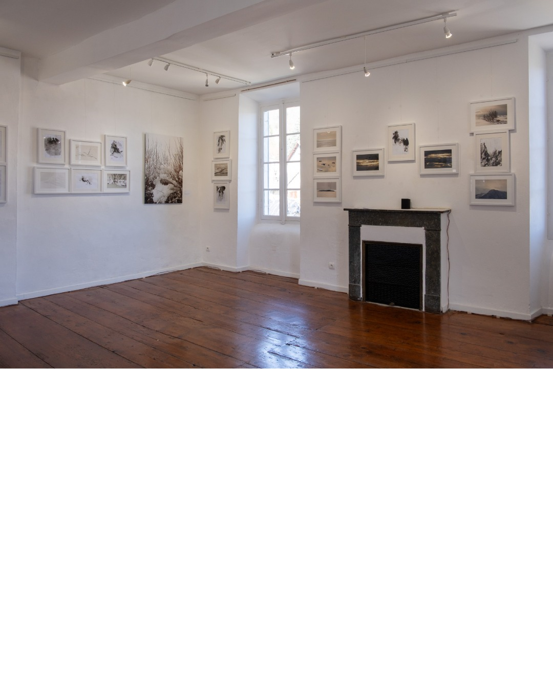 Vue de l'exposition Encre d'hiver – Florence Pujol-Capdevielle, photographie et textes, Abbadiale Arras-en-Lavedan, février-mars 2026