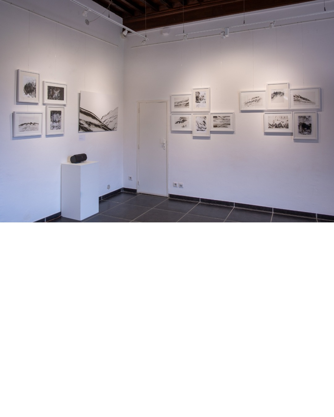 Vue de l'exposition Encre d'hiver – Florence Pujol-Capdevielle, photographie et textes, Abbadiale Arras-en-Lavedan, février-mars 2026