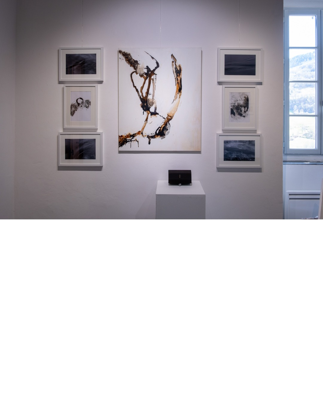 Vue de l'exposition Encre d'hiver – Florence Pujol-Capdevielle, photographie et textes, Abbadiale Arras-en-Lavedan, février-mars 2026