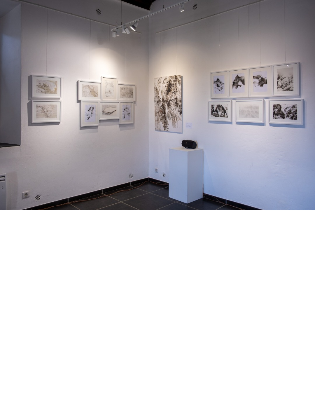 Vue de l'exposition Encre d'hiver – Florence Pujol-Capdevielle, photographie et textes, Abbadiale Arras-en-Lavedan, février-mars 2026