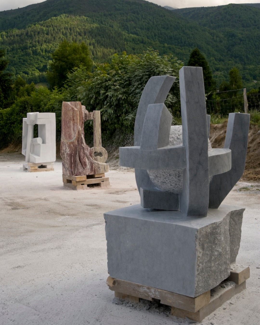 Hors les murs-11-2011 Sculpture en pierre d'Arudy réalisée lors des Rencontres de la Pierre, Arras-en-Lavedan