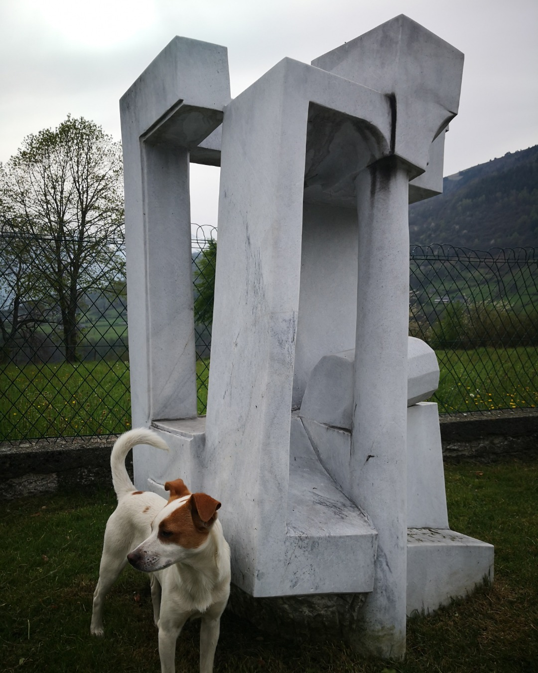 Hors les murs-12-2011 Sculpture en pierre d'Arudy réalisée lors des Rencontres de la Pierre, Arras-en-Lavedan