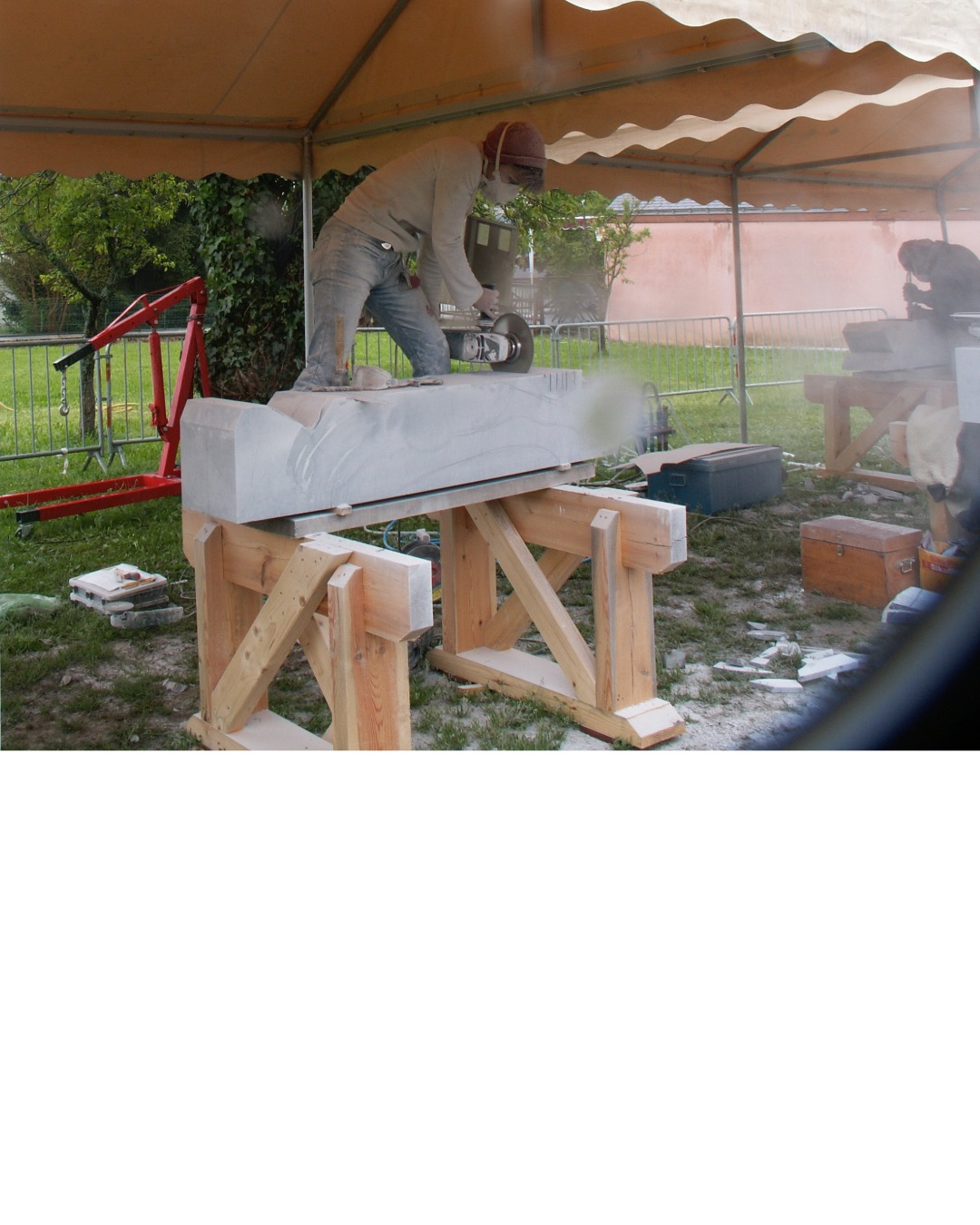 Hors les murs-2-2008 Sculpteur au travail lors du symposium de la pierre Abbadiale Arras-en-Lavedan