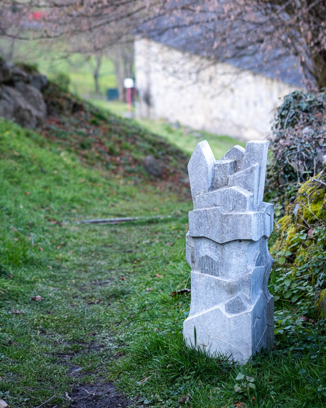 Hors les murs-4-2009 Sculpture en pierre d'Arudy réalisée lors des Rencontres de la Pierre, Arras-en-Lavedan