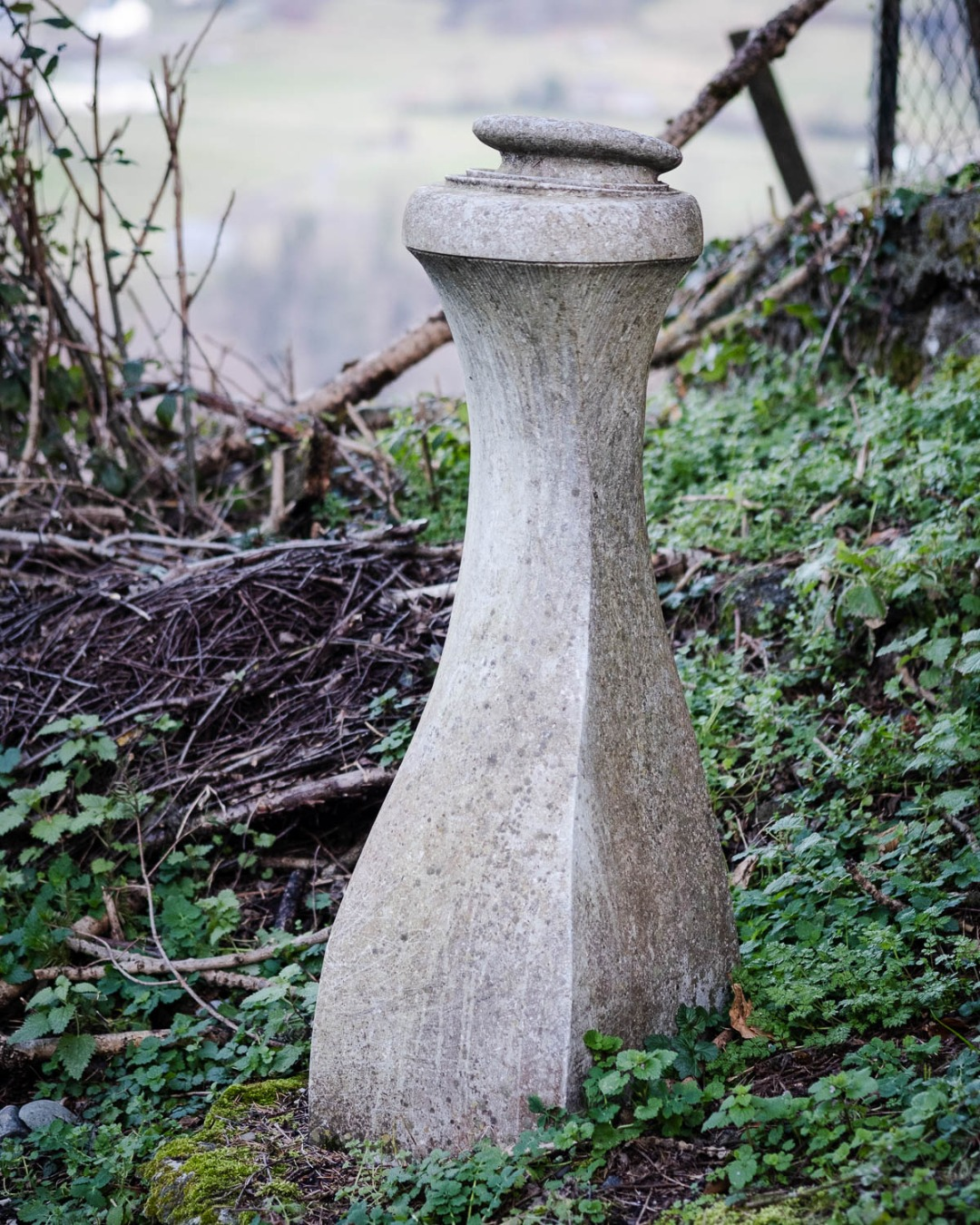 Sculpture en pierre d'Arudy réalisée lors des Rencontres de la Pierre, Arras-en-Lavedan