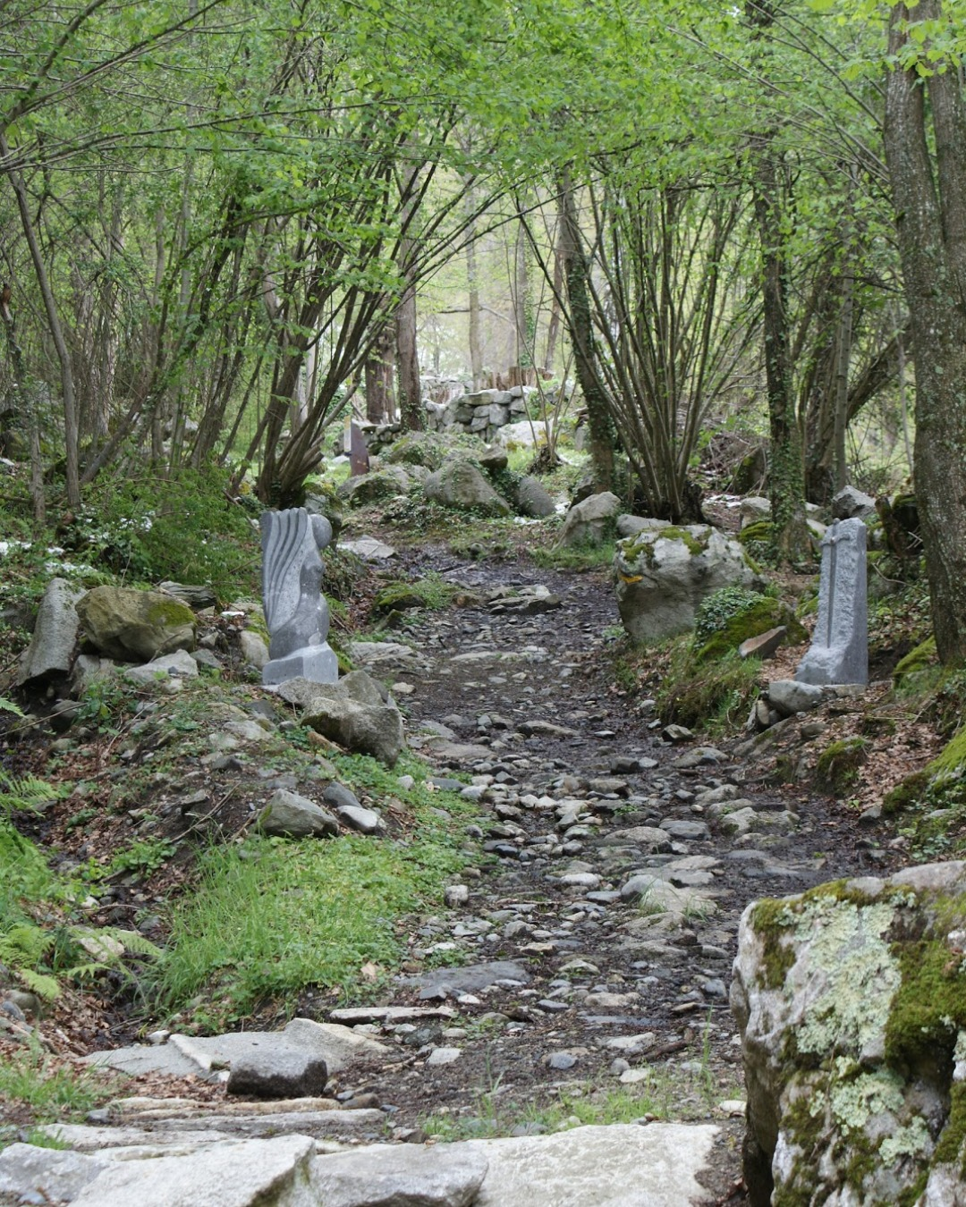 Hors les murs-7-2009 Sculpture en pierre d'Arudy réalisée lors des Rencontres de la Pierre, Arras-en-Lavedan