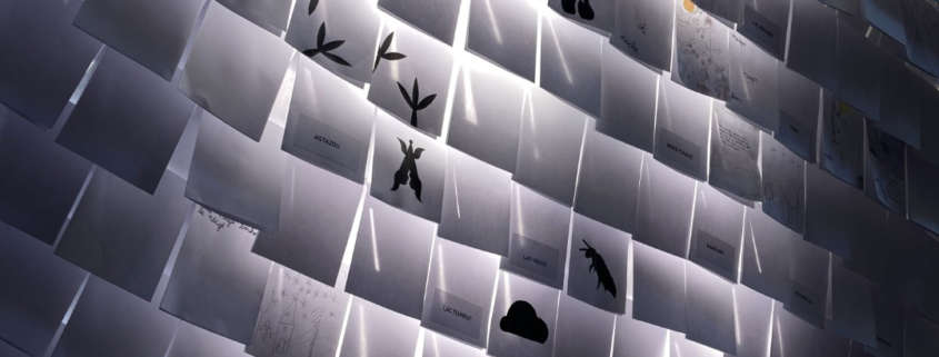 installation Que la montagne est belle de Philippe Jacques à l'Abbadiale - papiers pliés