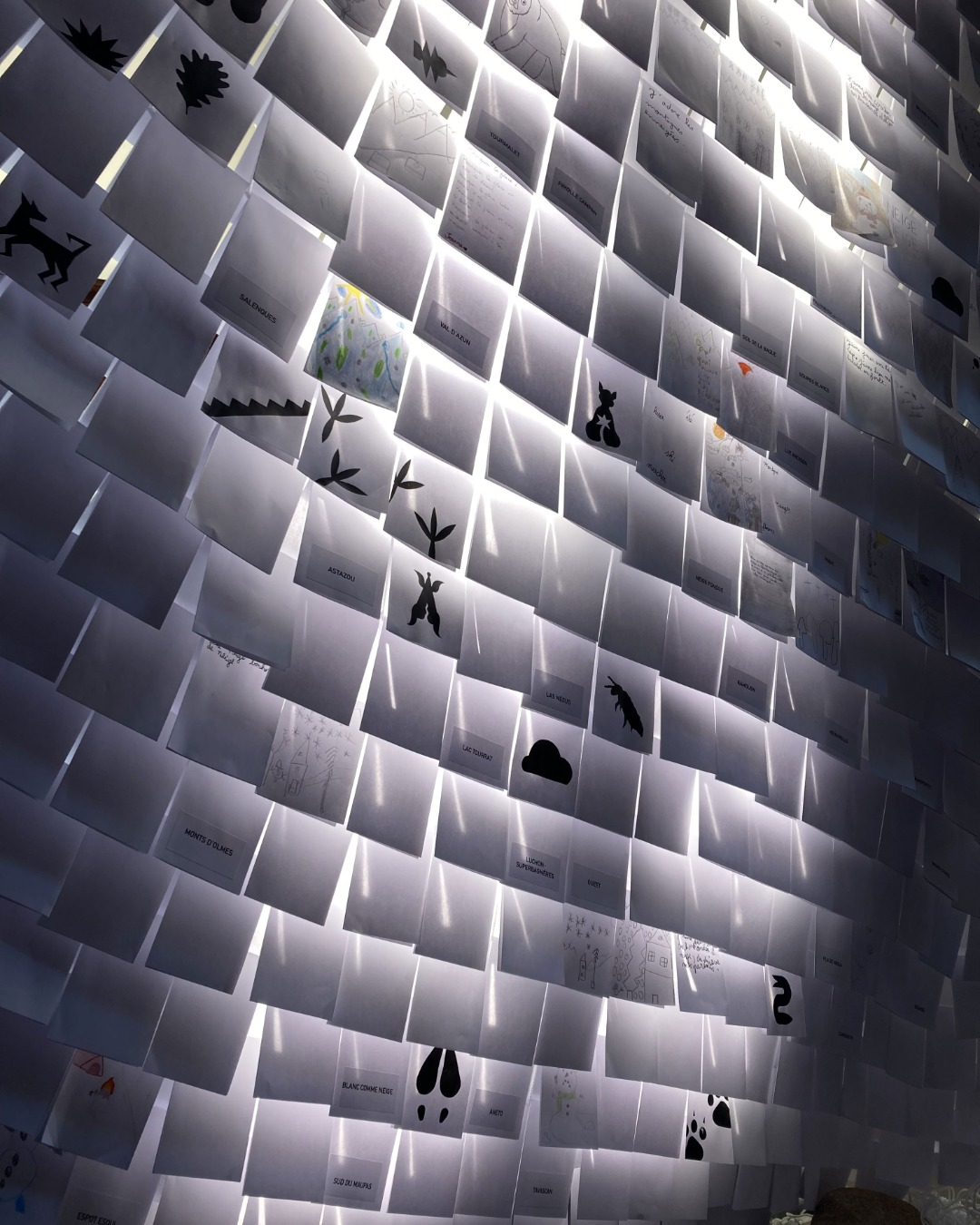 installation Que la montagne est belle de Philippe Jacques à l'Abbadiale - papiers pliés