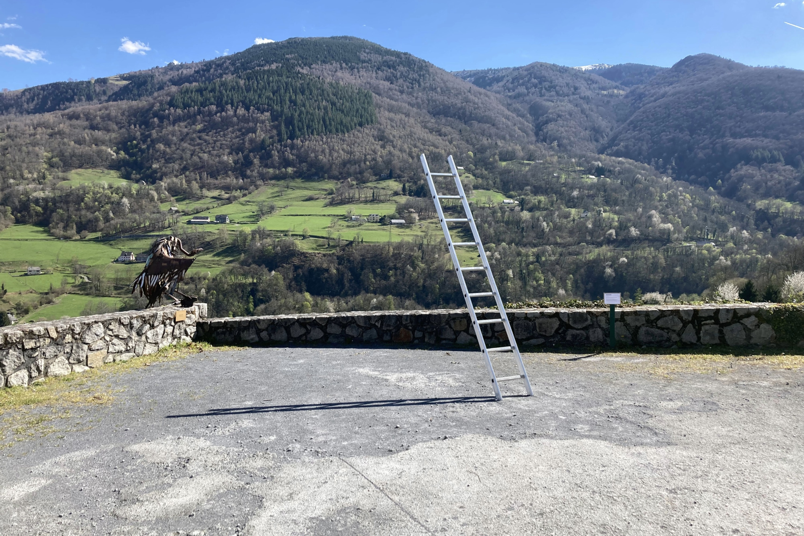 exposition Philippe Jacques - installation Ascension dans la cour de l'Abbadiale